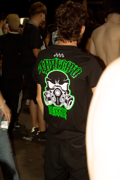 camiseta uptempo warrior de parking warriors puesta de espaldas en una fiesta hardcore