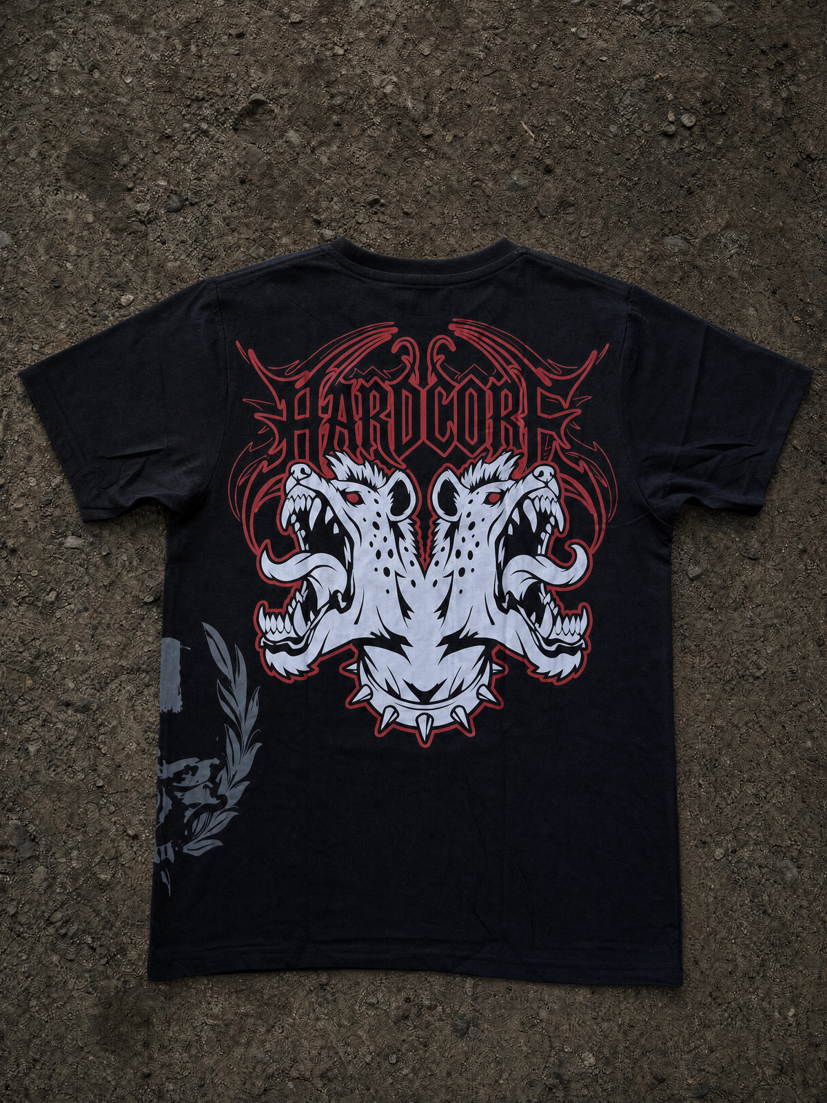 camiseta hardcore warrior negra de parking warriors con diseño rojo y blanco en la espalda