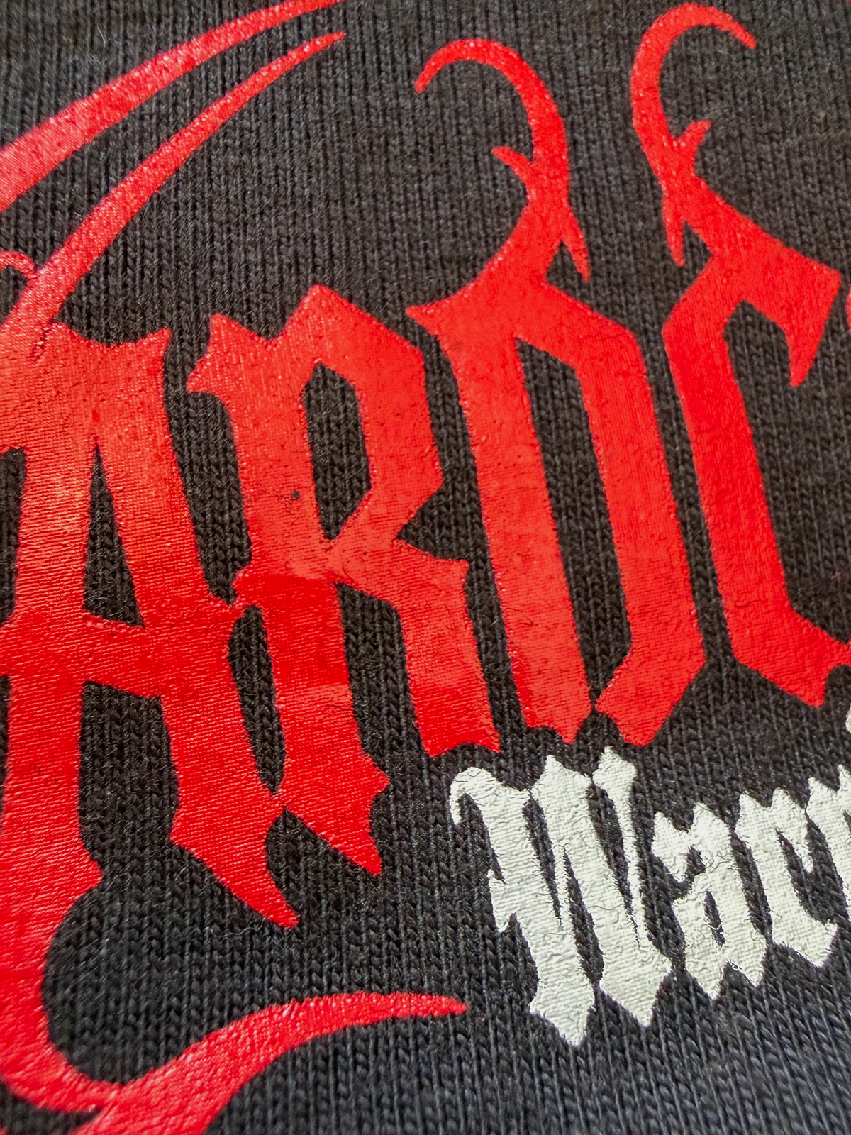 detalle de la serigrafía roja y blanca de la camiseta hardcore warrior de parking warriors