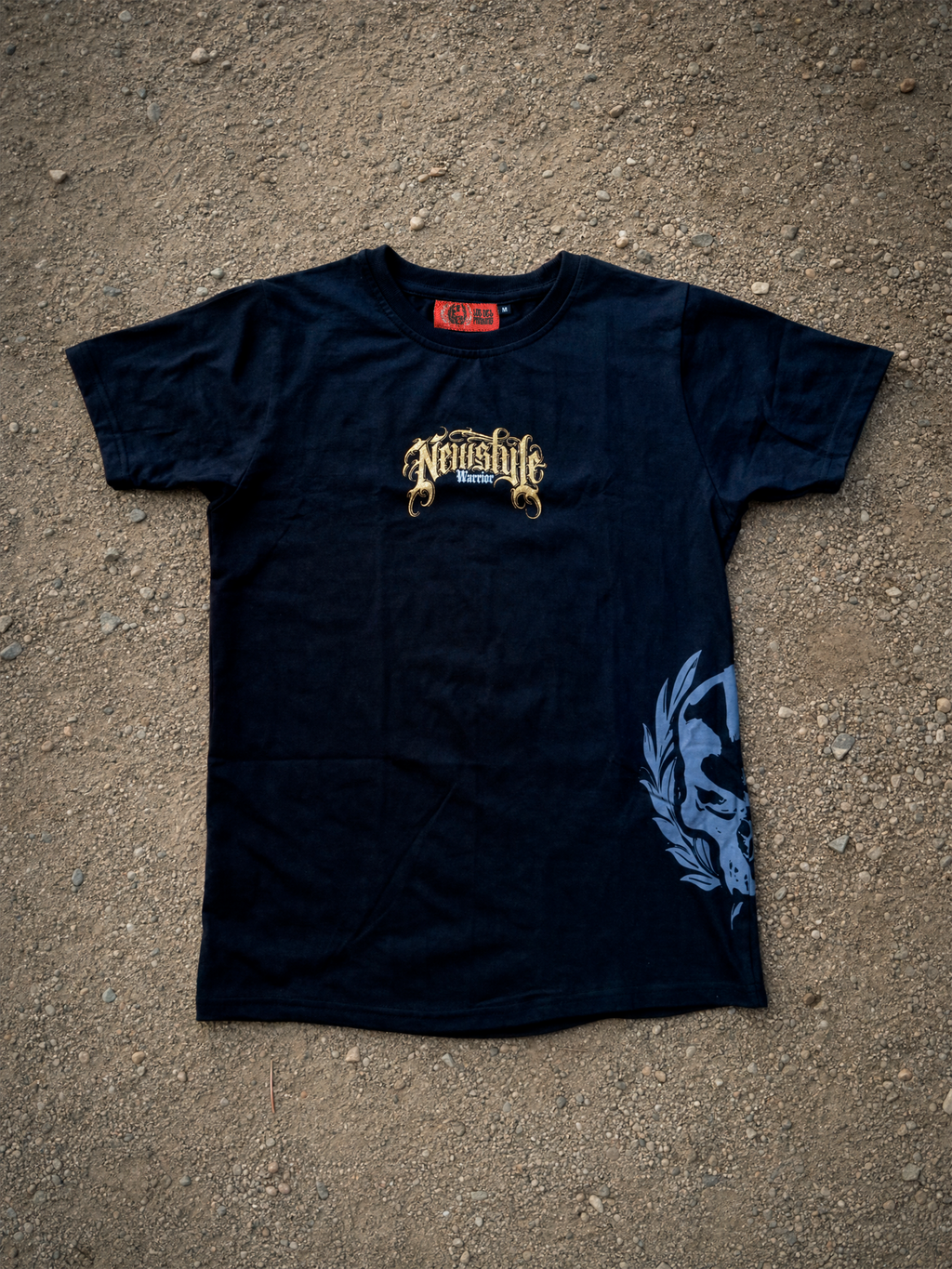 camiseta newstyle warrior negra de parking warriors con logo dorado en el pecho