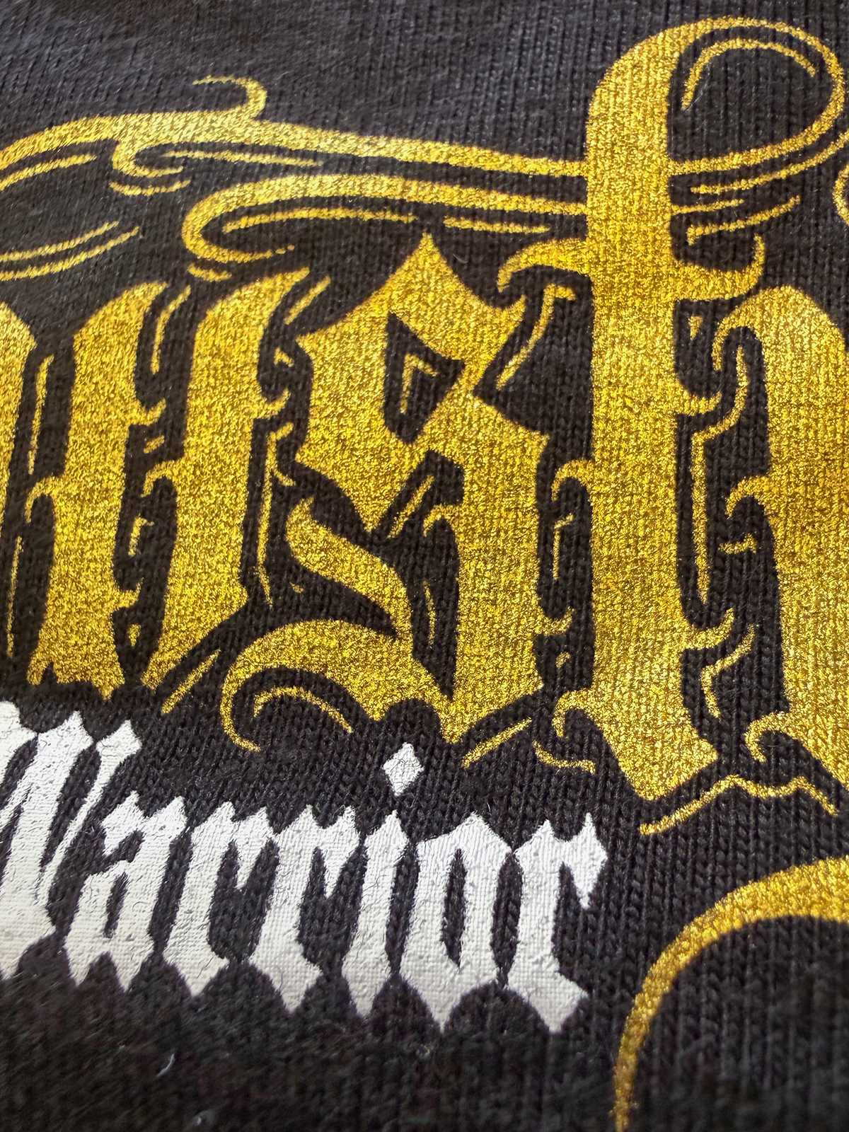 detalle de la serigrafía dorada y blanca de la camiseta newstyle warrior de parking warriors