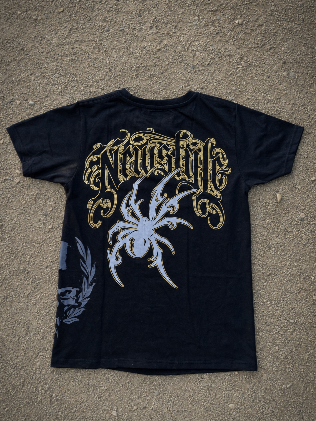 camiseta newstyle warrior negra de parking warriors con araña y logo dorado en la espalda