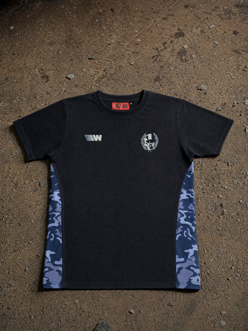camiseta parking warriors negra con laterales de camuflaje y calavera en el pecho