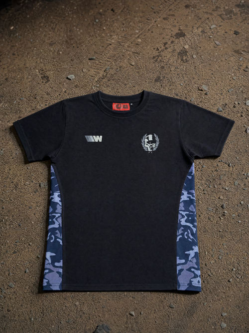 camiseta parking warriors negra con laterales de camuflaje y calavera en el pecho