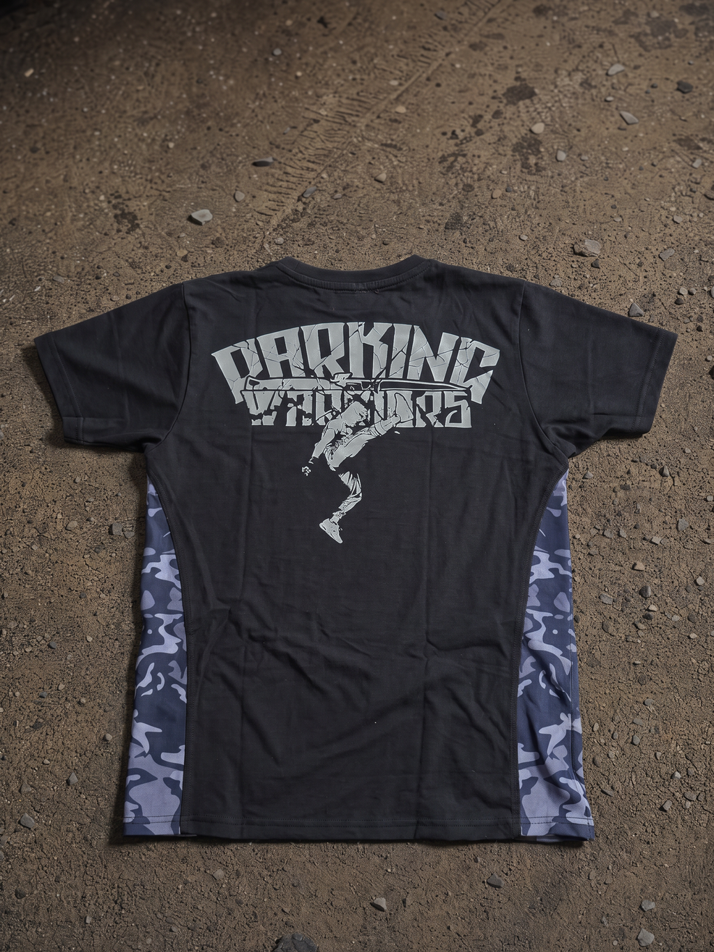 camiseta parking warriors negra con letras grises y bailarín en la espalda