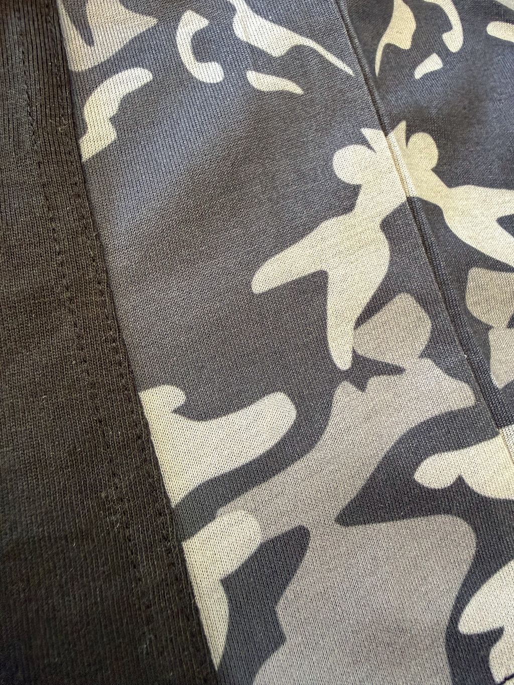 detalle del lateral de camuflaje gris de la camiseta parking warriors