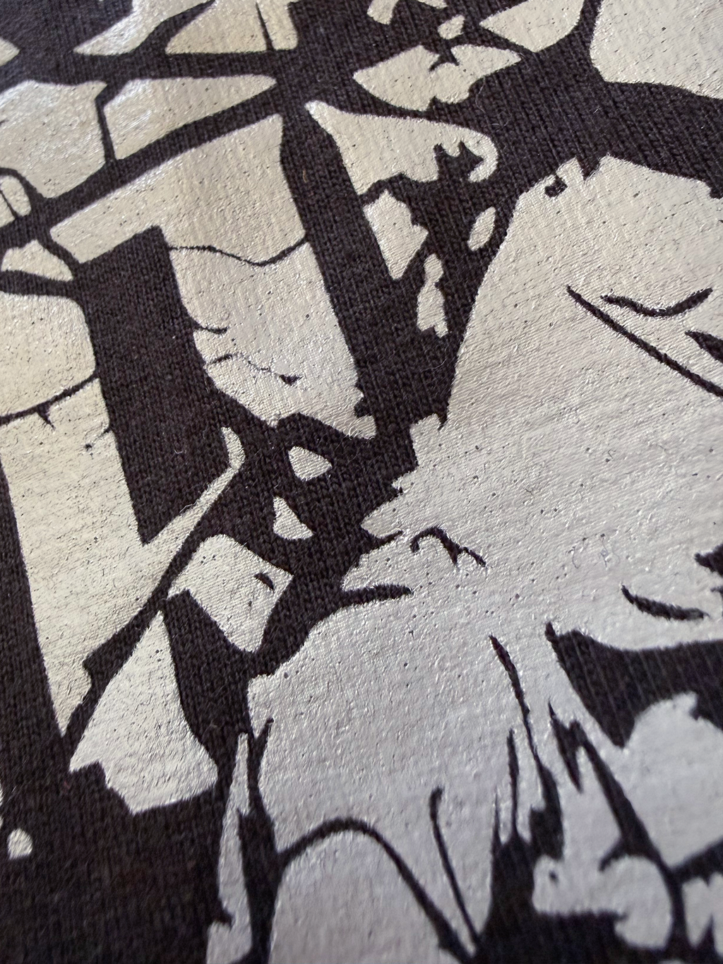 detalle de la serigrafía gris de la camiseta parking warriors negra