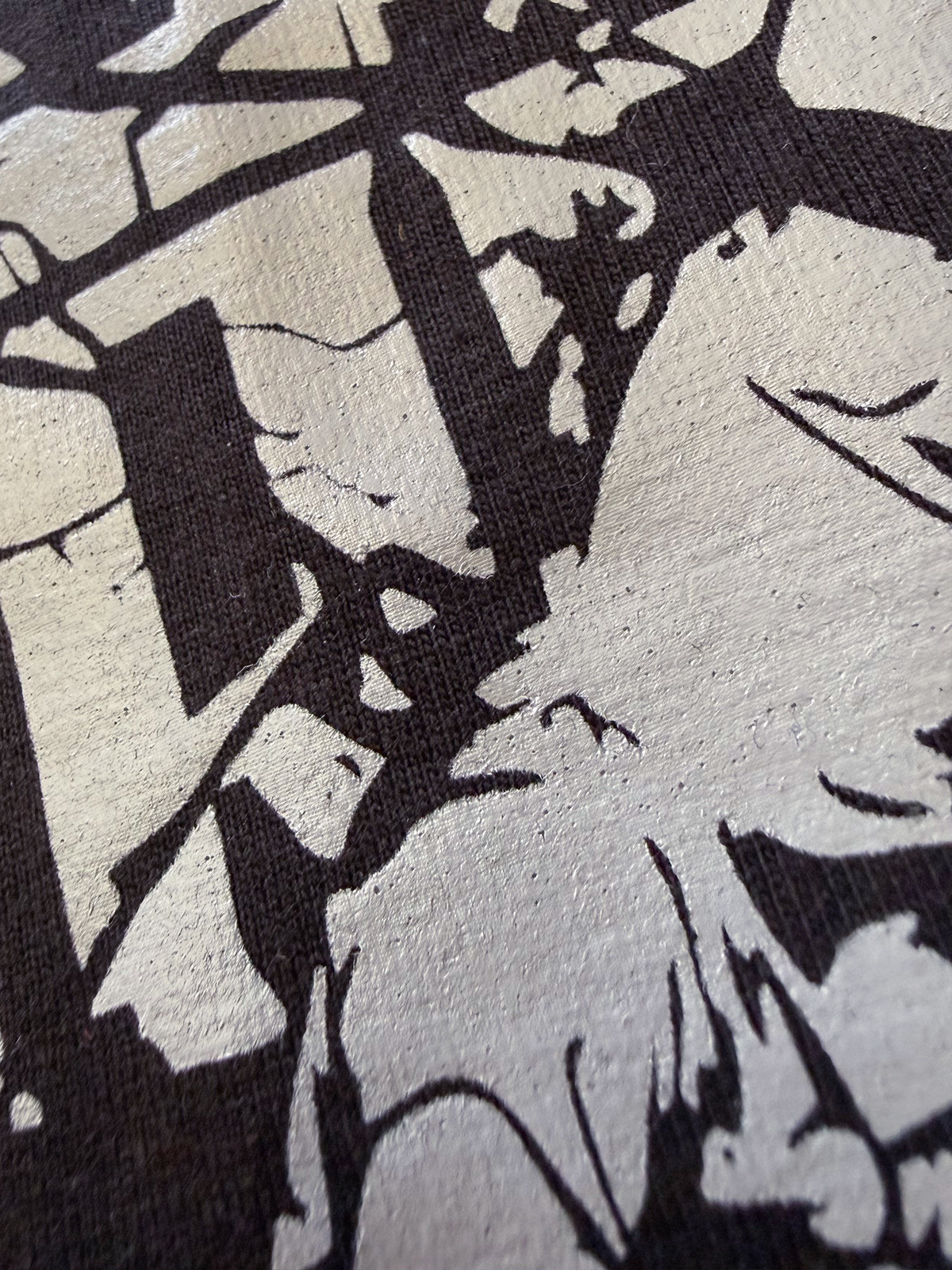 detalle de la serigrafía gris de la camiseta parking warriors negra