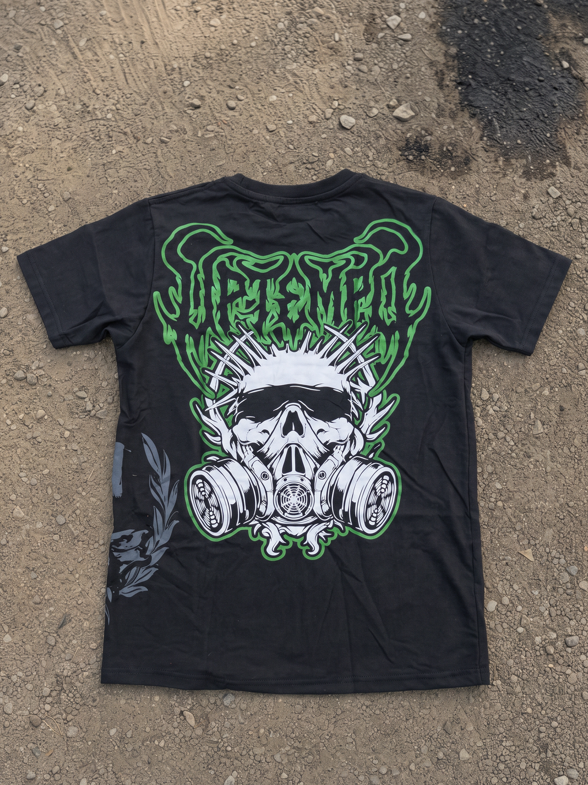 camiseta uptempo warrior negra de parking warriors con calavera con máscara de gas en la espalda