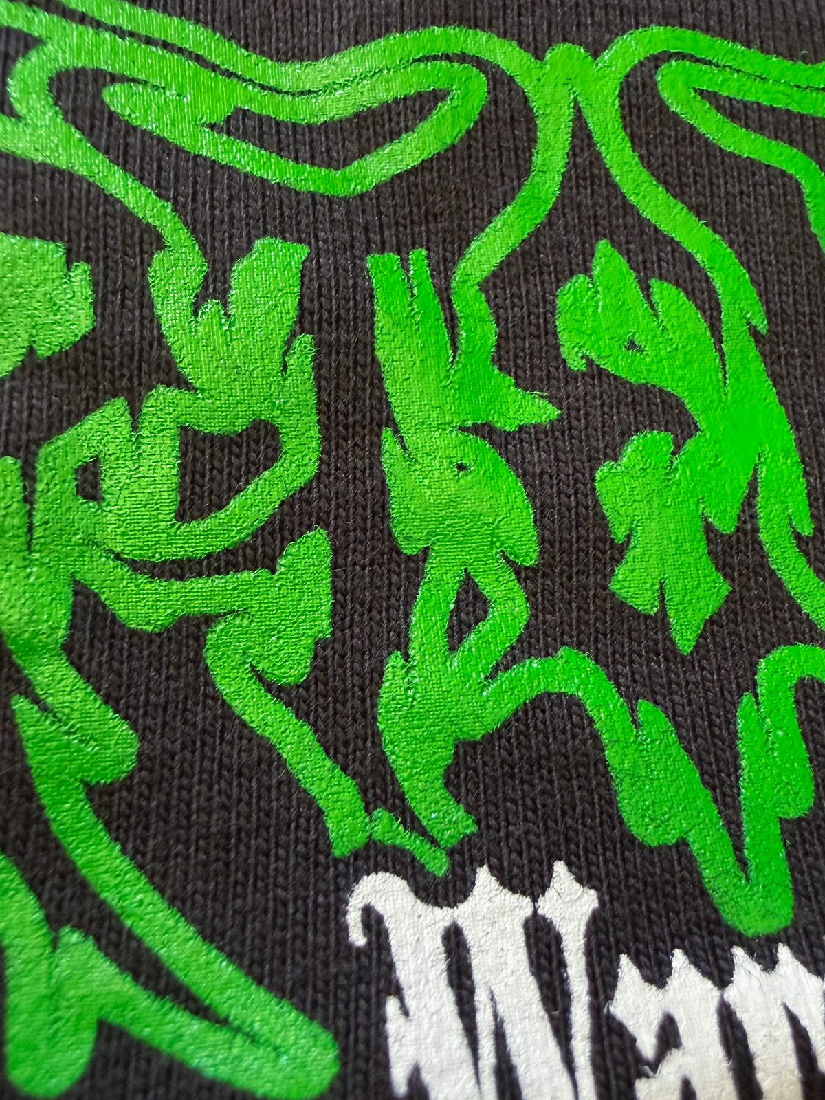 detalle de la serigrafía verde y blanca de la camiseta uptempo warrior de parking warriors