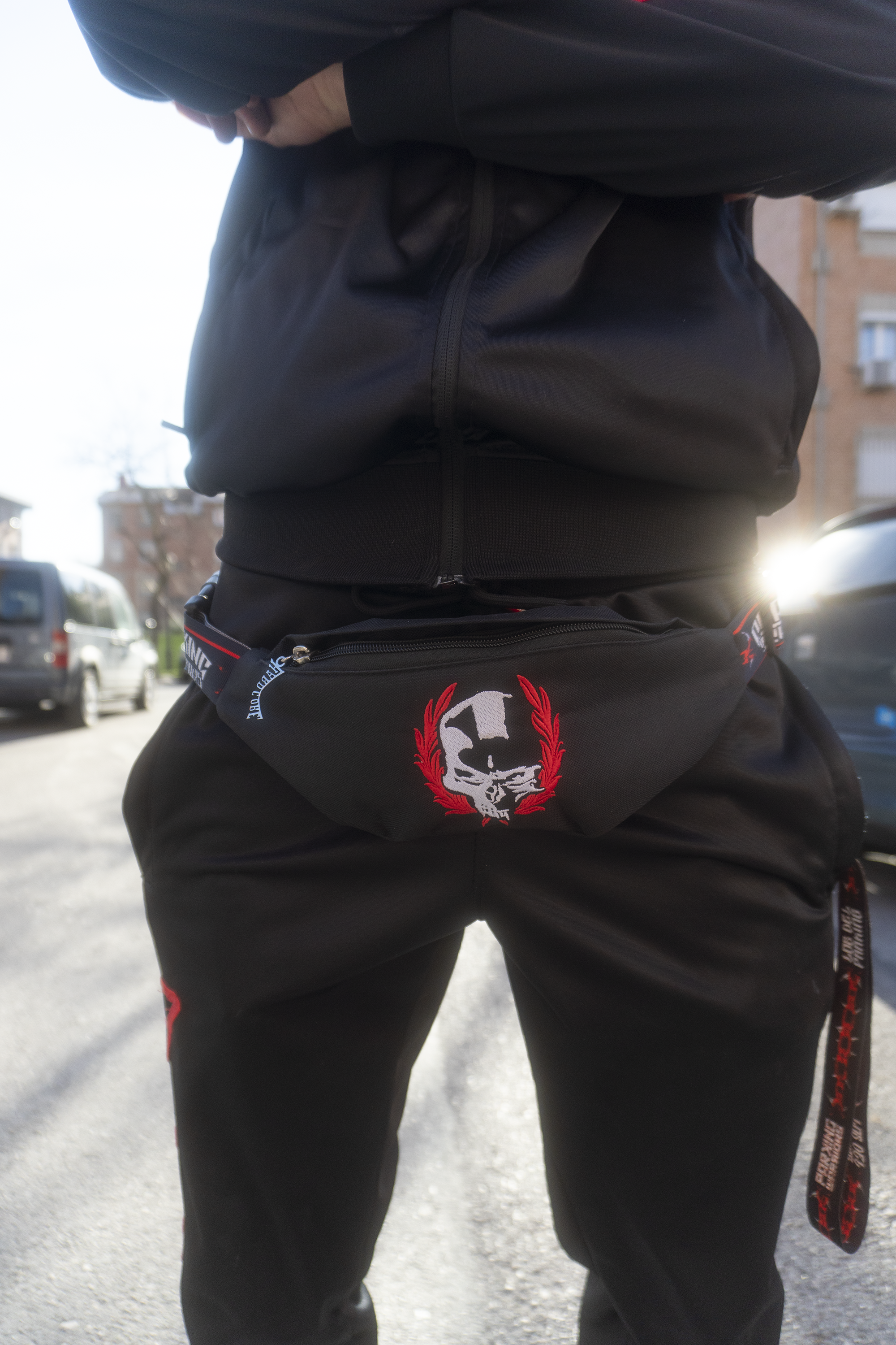 Riñonera streetwear diseñada para baile, ideal para estilos como streetfight o gabber.