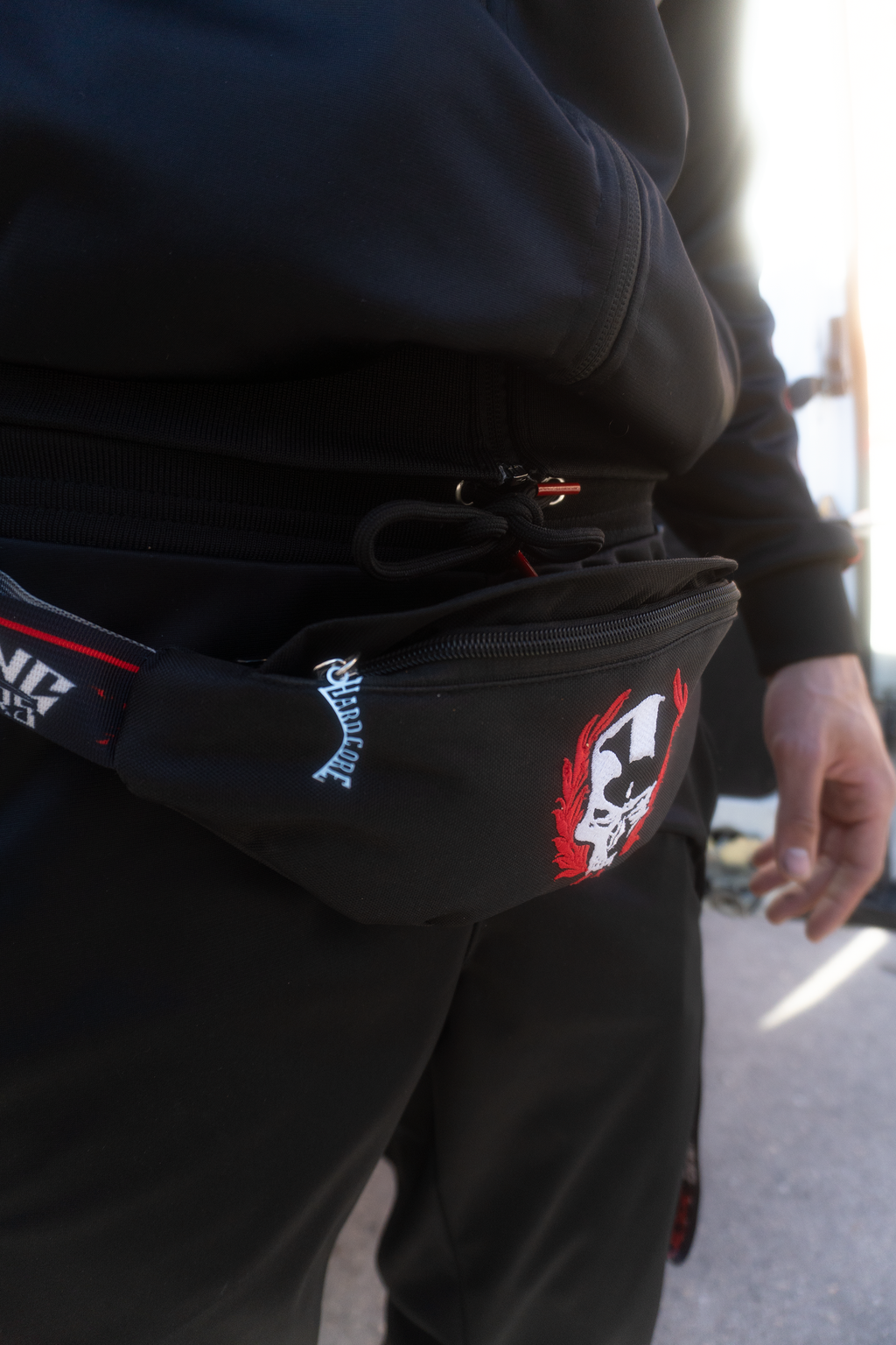 Riñonera streetwear diseñada para baile urbano, ideal para estilos como streetfight o gabber.