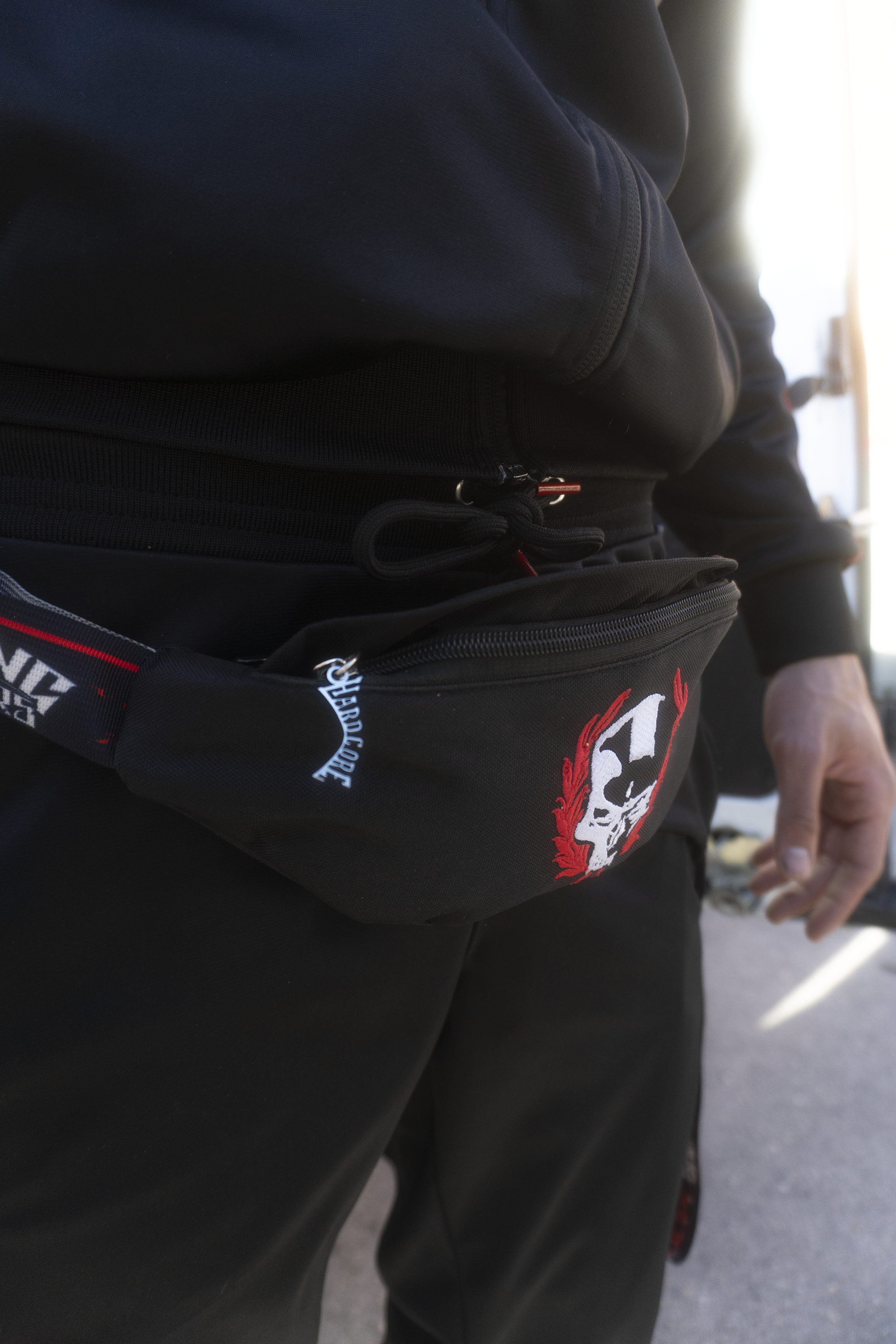 Riñonera streetwear diseñada para baile urbano, ideal para estilos como streetfight o gabber.
